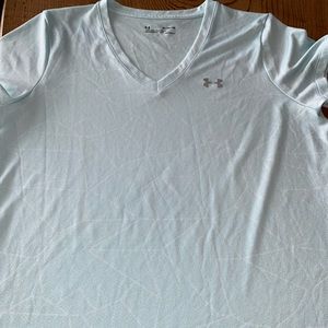 Womens light blue XL under Armour heat gear short sleeved with geometric print